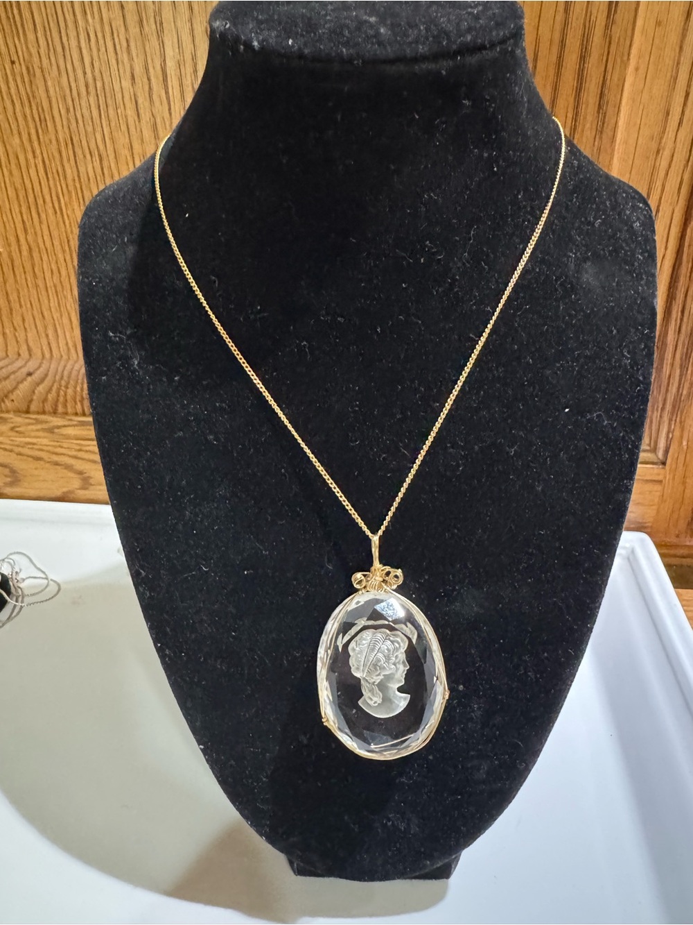 Vintage Reverse Carved Intaglio Faceted Glass Cameo Pendant Necklace